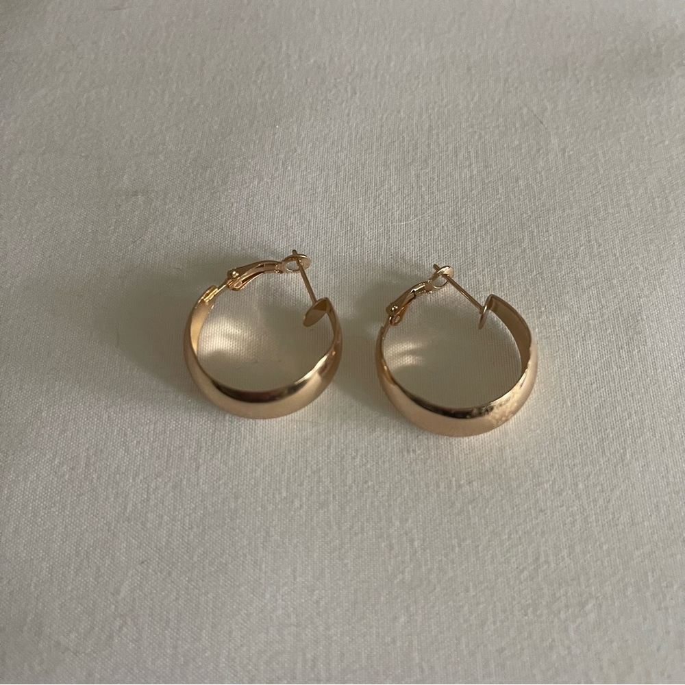New Lulu’s Woman’s Trendy Minimalist My Oh My Gold Hoop Earrings - Picture 6 of 15